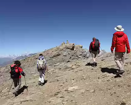 IMG09549 Quatre randonneurs convergent vers le sommet